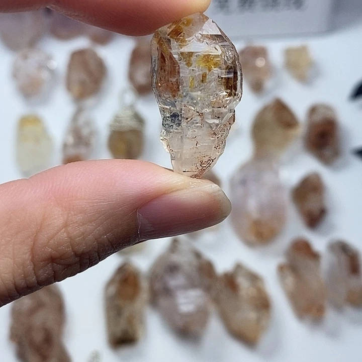 未镶嵌颈饰水晶红泥油胆玻璃体