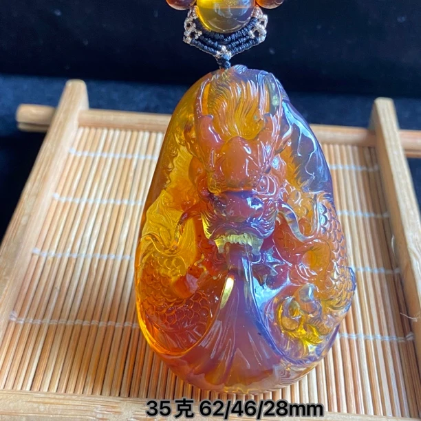【小伊琥珀】35克红蜜双色龙牌