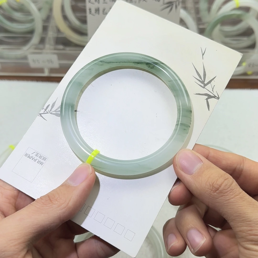 注***石英质玉（天山翠）未镶嵌手镯