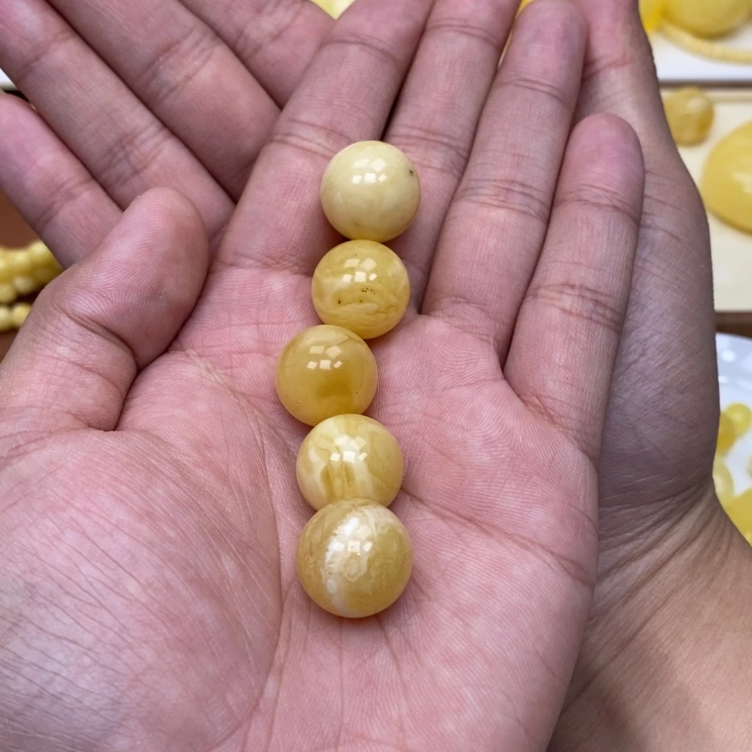 逍***俊琥珀未镶嵌珠宝奇石