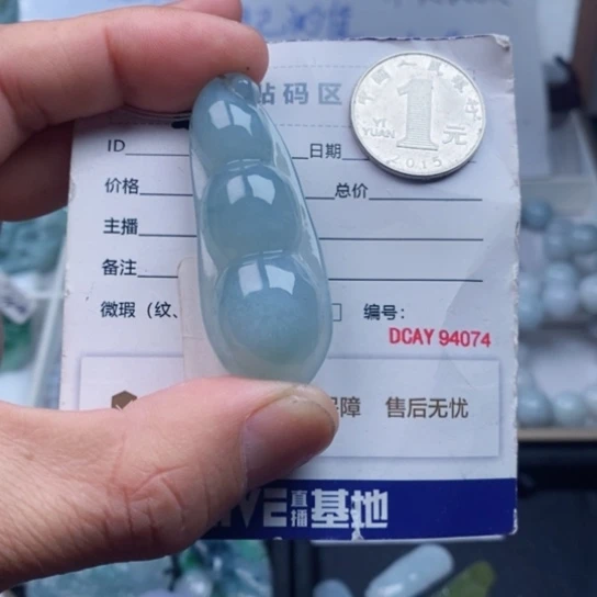翡翠未镶嵌颈饰豆子