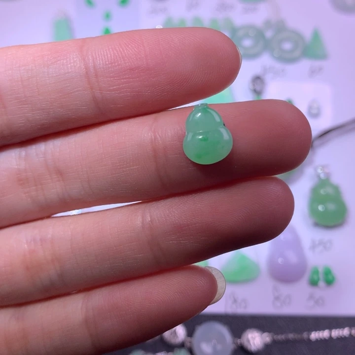 翡翠未镶嵌颈饰葫芦