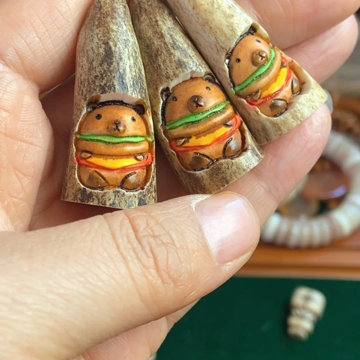 配饰鹿角雕刻小熊一个