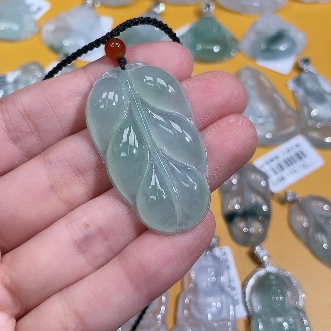 你***叫翡翠未镶嵌颈饰叶子
