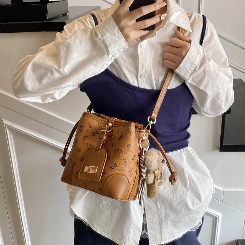 小众包包女2025新款潮时尚印花斜挎包水桶包撞色质感单肩包