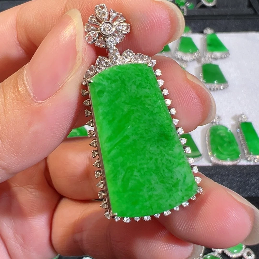 【闪购商品】翡翠吊坠(不含链)18K金镶嵌