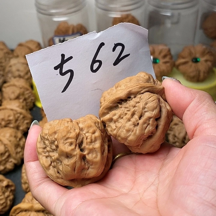 斐***南蛤蟆的眼睛是真的好看