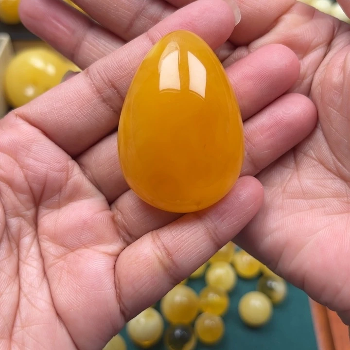 琥珀未镶嵌珠宝奇石M162号崔鸡油红