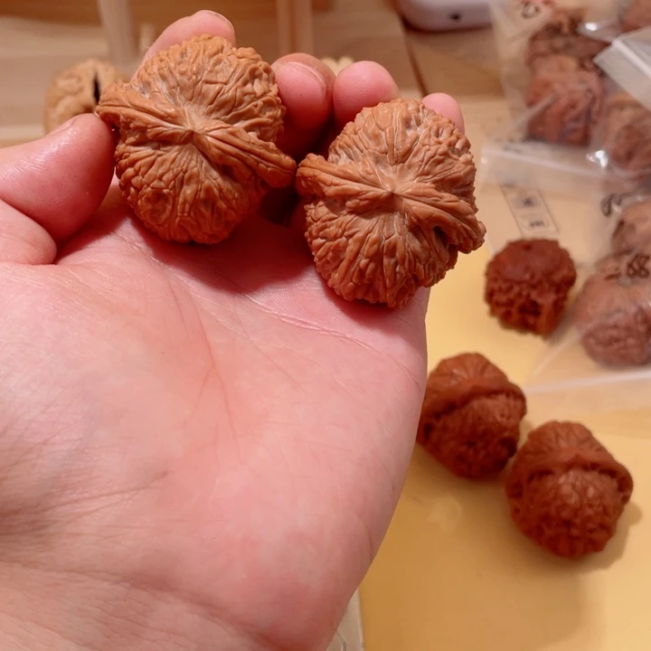 文玩核桃把件与***.白狮子