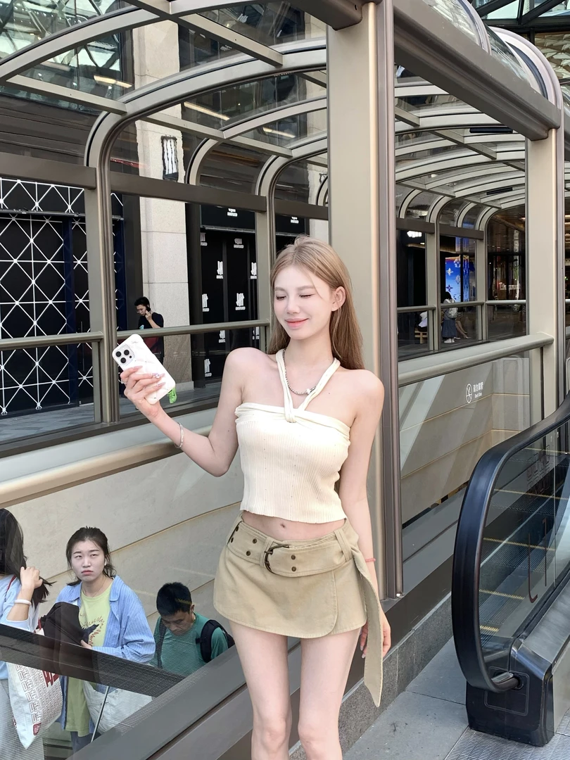 XIAOXIN【自成焦点】夏季坑条亮钻露肩挂脖无袖吊带LWJ25B2T1977