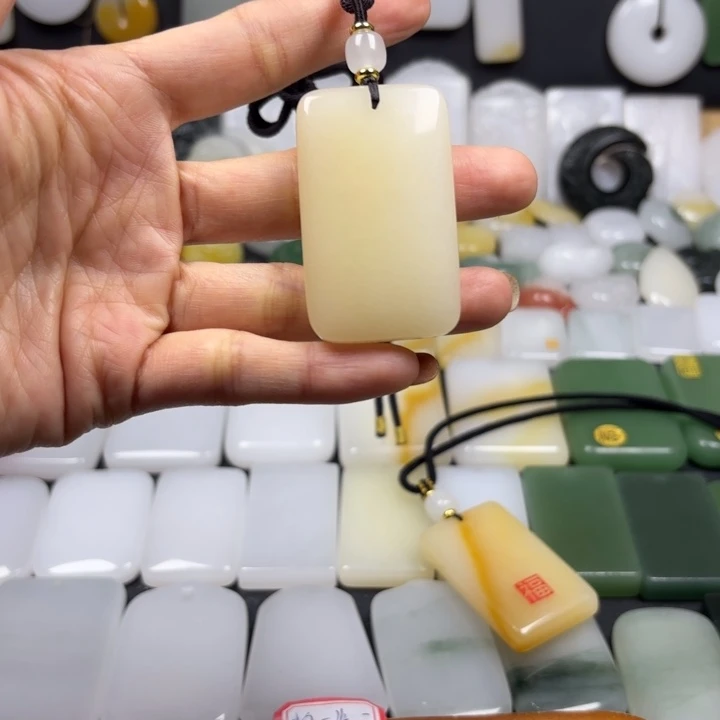 石英质玉（金丝玉）未镶嵌颈饰