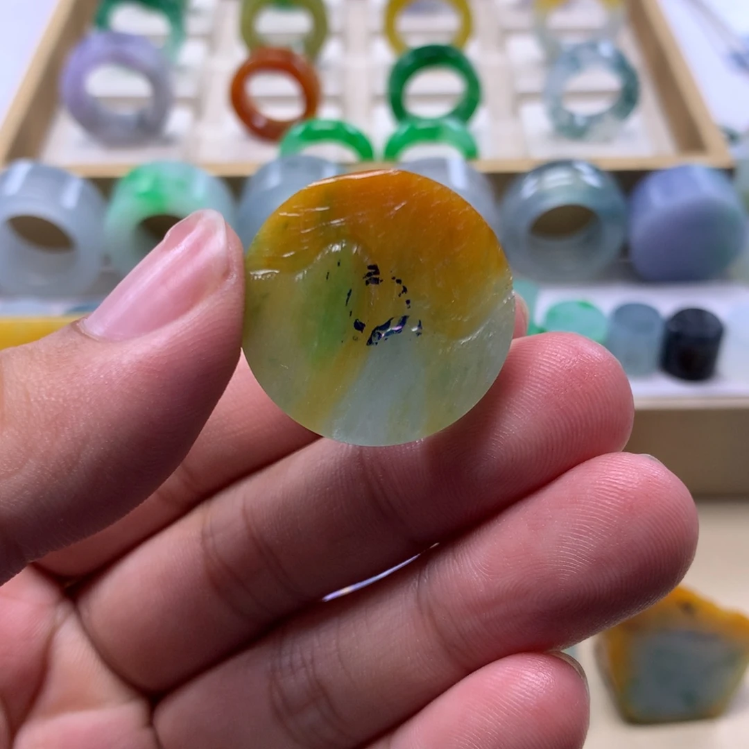 定制翡翠未镶嵌大漏翡翠黄加绿圆饼