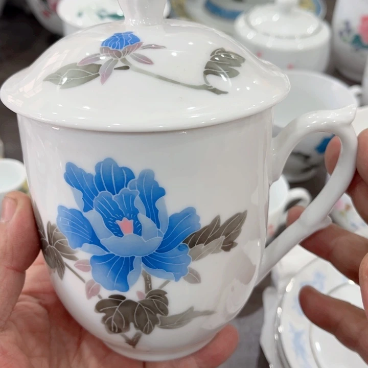 壶釉下五彩的瓷器和瓷器