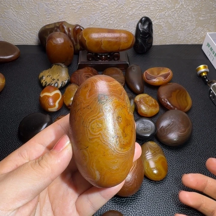 用***5砖雕马达加斯加奇石手把件