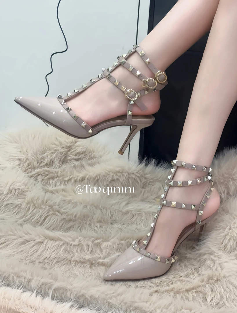 【桃气妮妮】铆钉高跟鞋女2025新款尖头细跟柳丁不累脚网红凉鞋单鞋