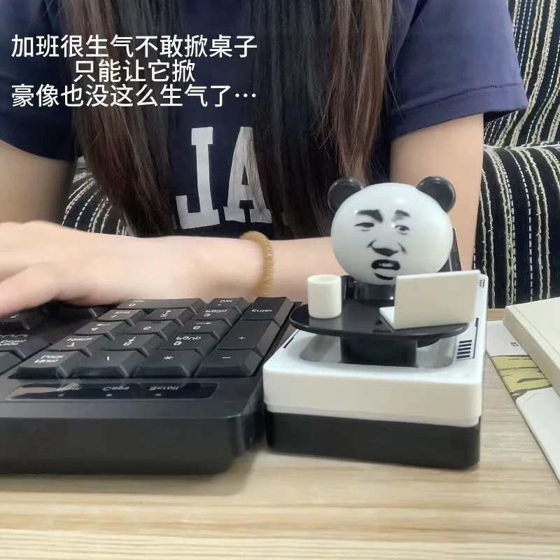 暴躁掀桌人发声摆件熊猫打工人按压语音掀桌怼表情包桌面解压挂件