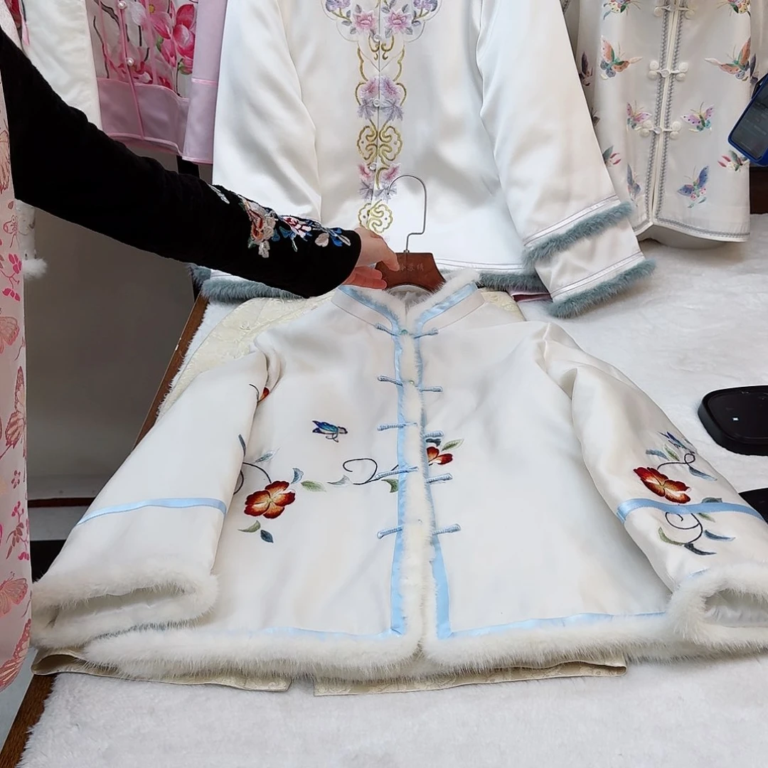 刺绣真丝白色立领棉服 一物一件