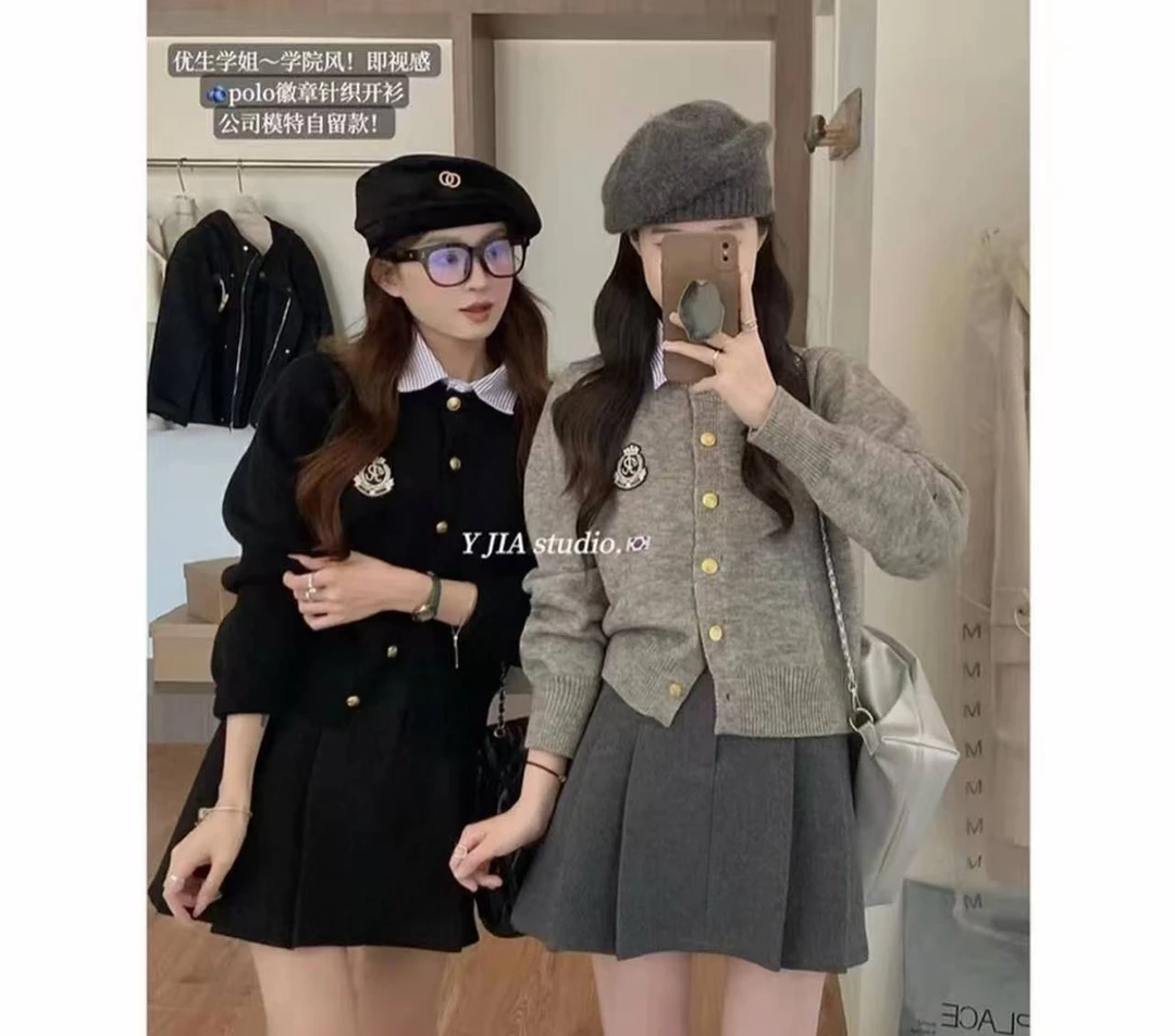 新款女款假两件微章针织衫女韩版温柔风短款宽松别致长袖复古开衫