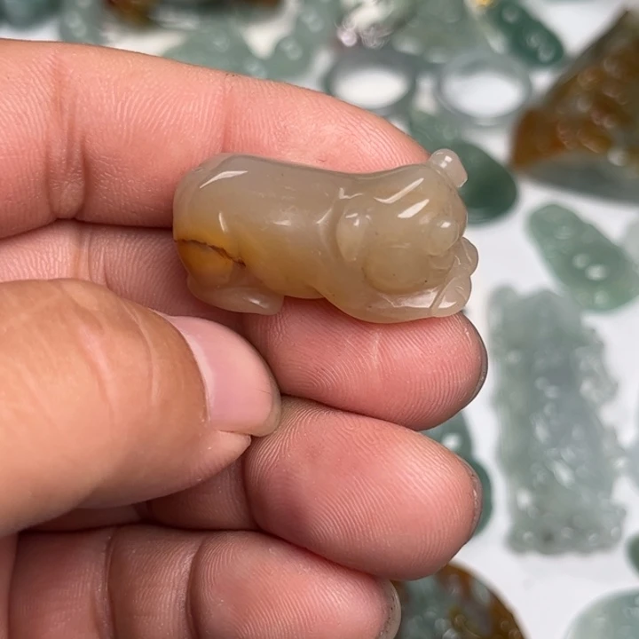 翡翠未镶嵌颈饰新疆三彩玉。福猪