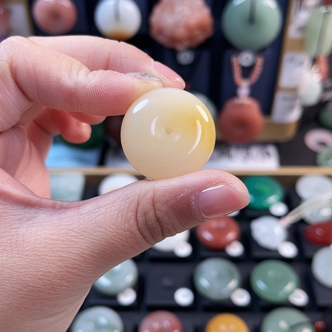 颈饰未镶嵌石英质玉