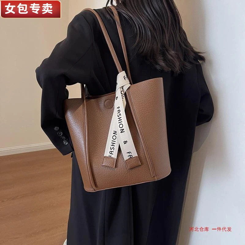 女士专卖2023秋冬新款大容量女包潮女百搭小众单肩包高级感大包通