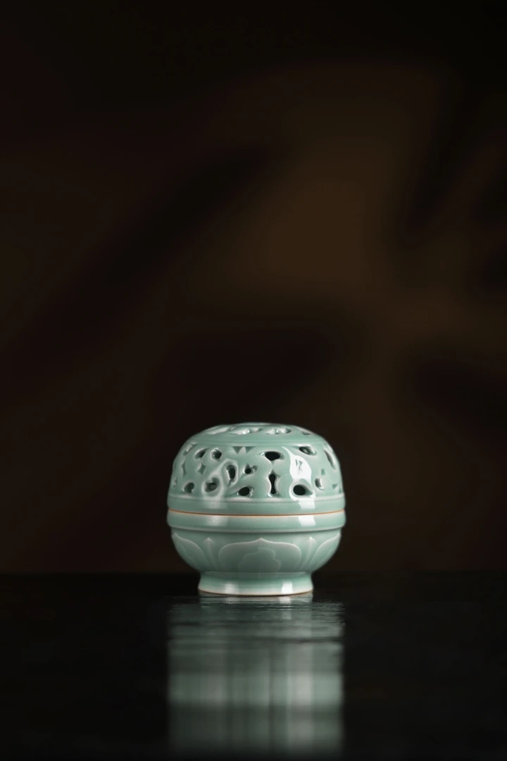龙泉青瓷吴致行大师乙巳蛇年柴烧香炉