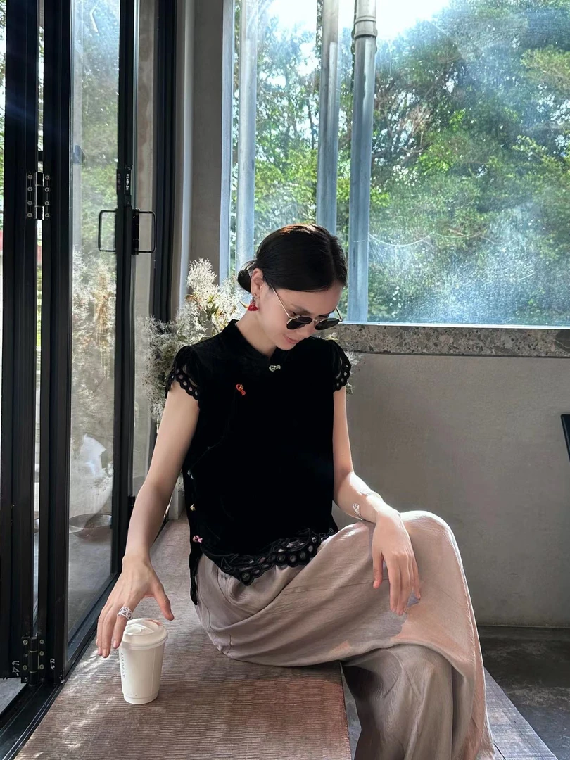 【夜兰香】复古新中式丝绒镂空彩扣短袖上衣