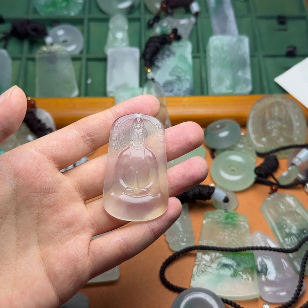 翡翠未镶嵌颈饰观音