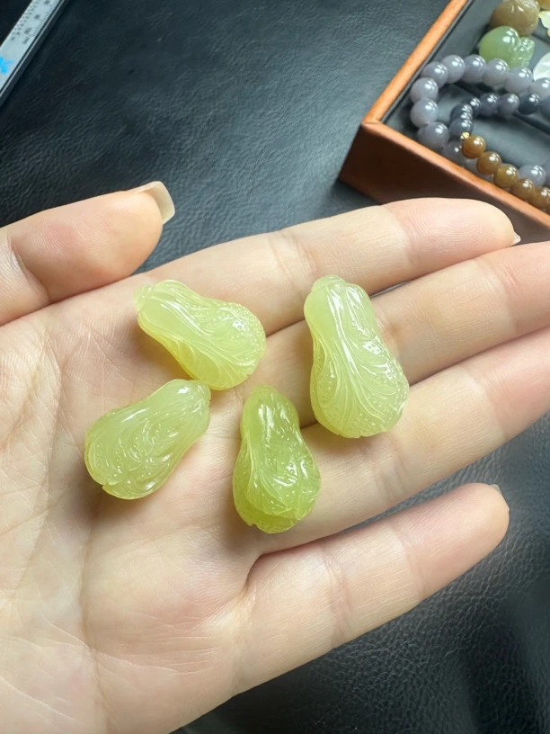 百财白菜男女通用新疆羌黄口料精雕玉挂件（多样性发货拍一发一
