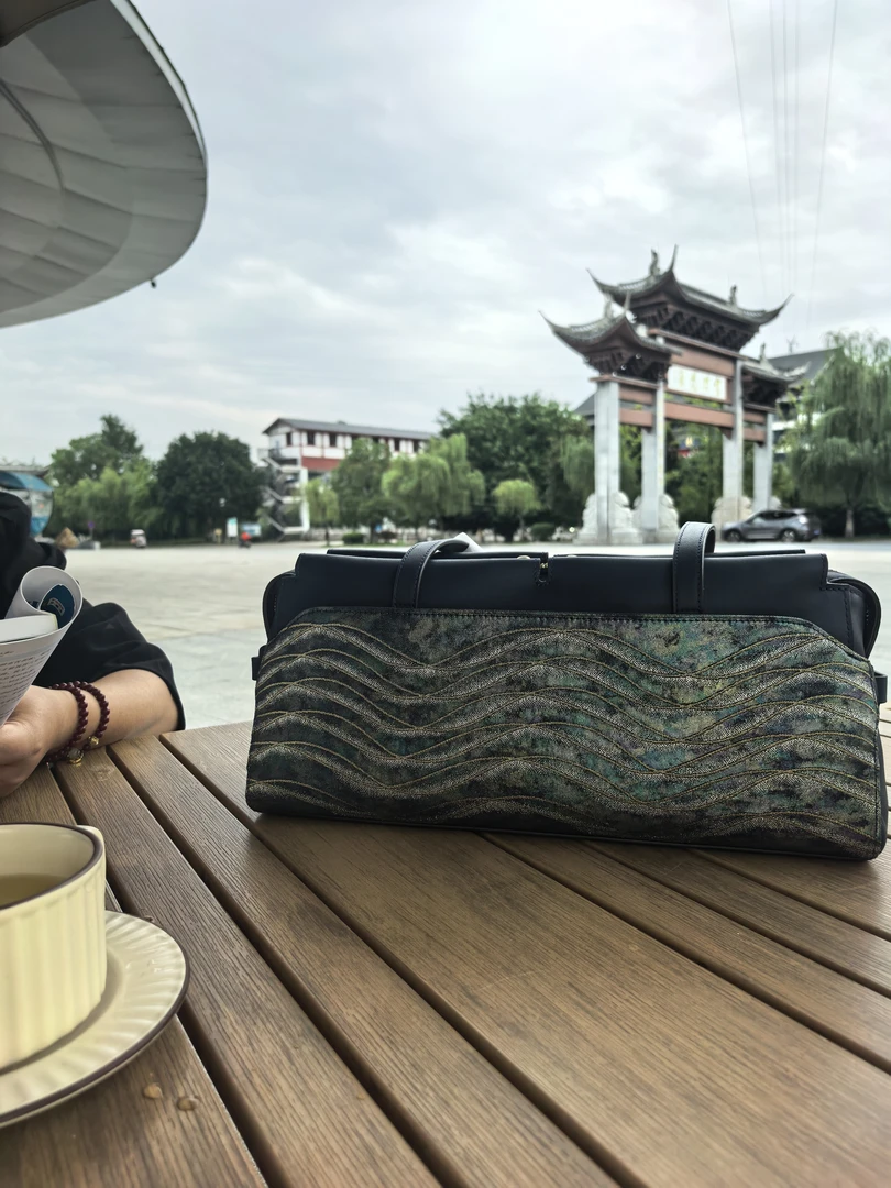 水波纹单肩腋下机车法棍包法式托特包防刮轻奢风单肩包刺绣