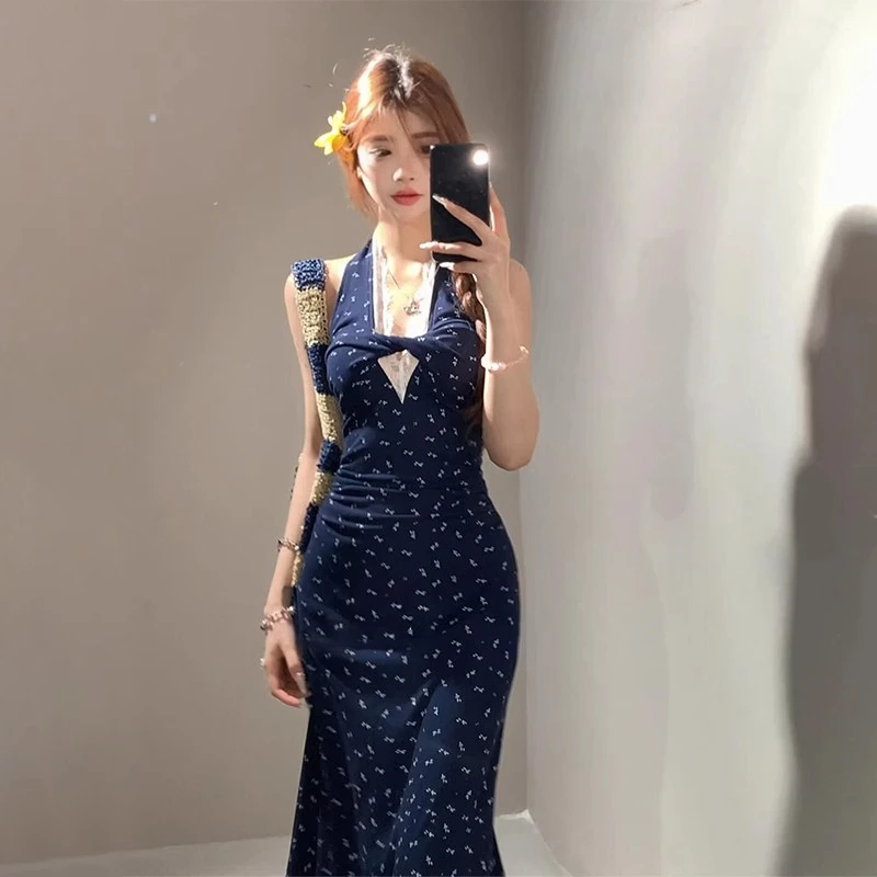 法式蓝色挂脖吊带碎花连衣裙子女春季2025年新款露背包臀气质长裙