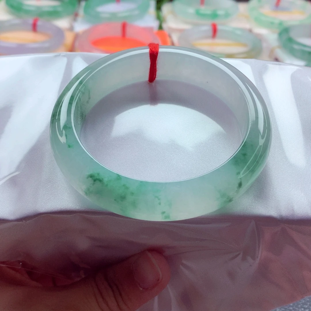 。***！翡翠未镶嵌手镯小万战斗机A