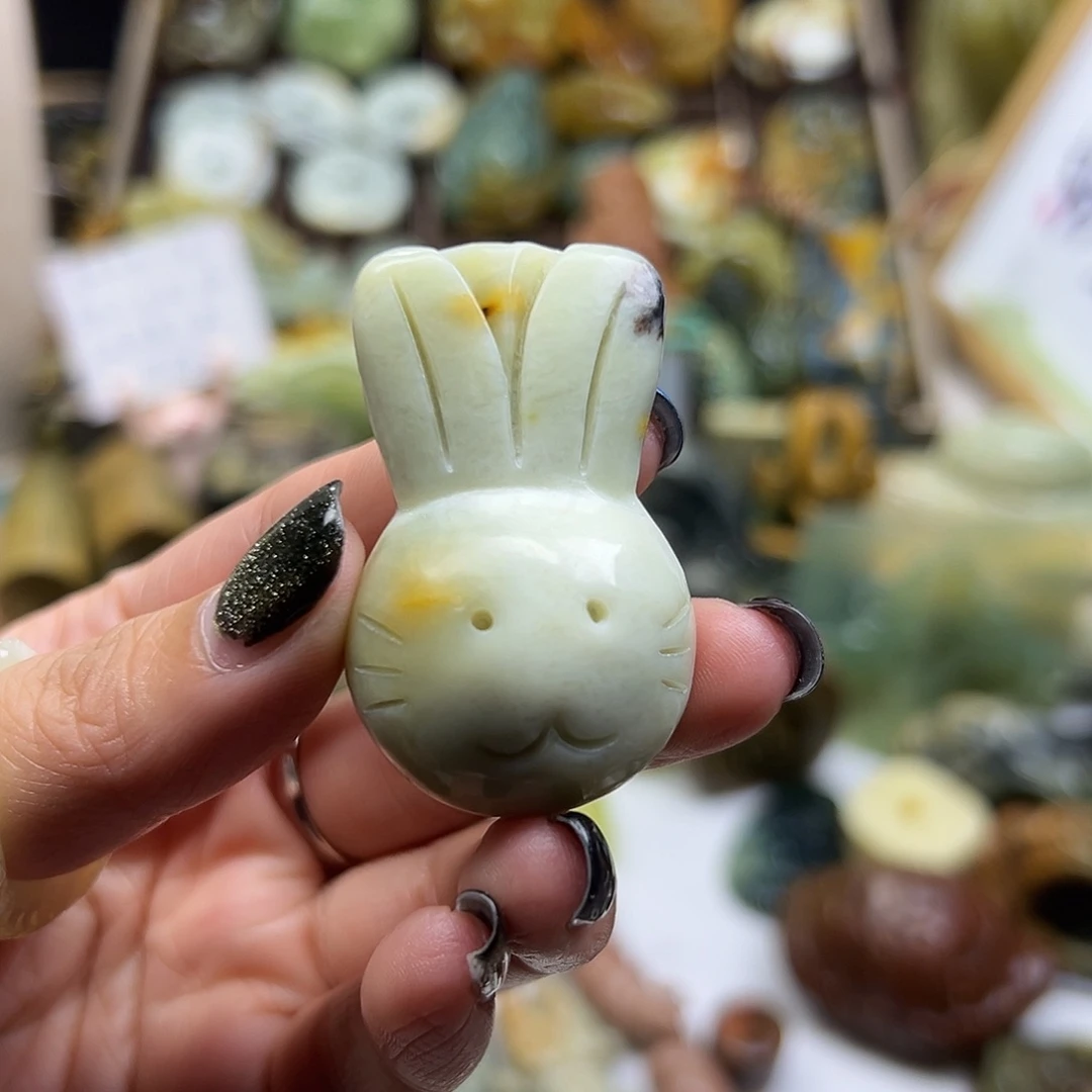岫玉未镶嵌颈饰辽阳水草兔兔后面满草