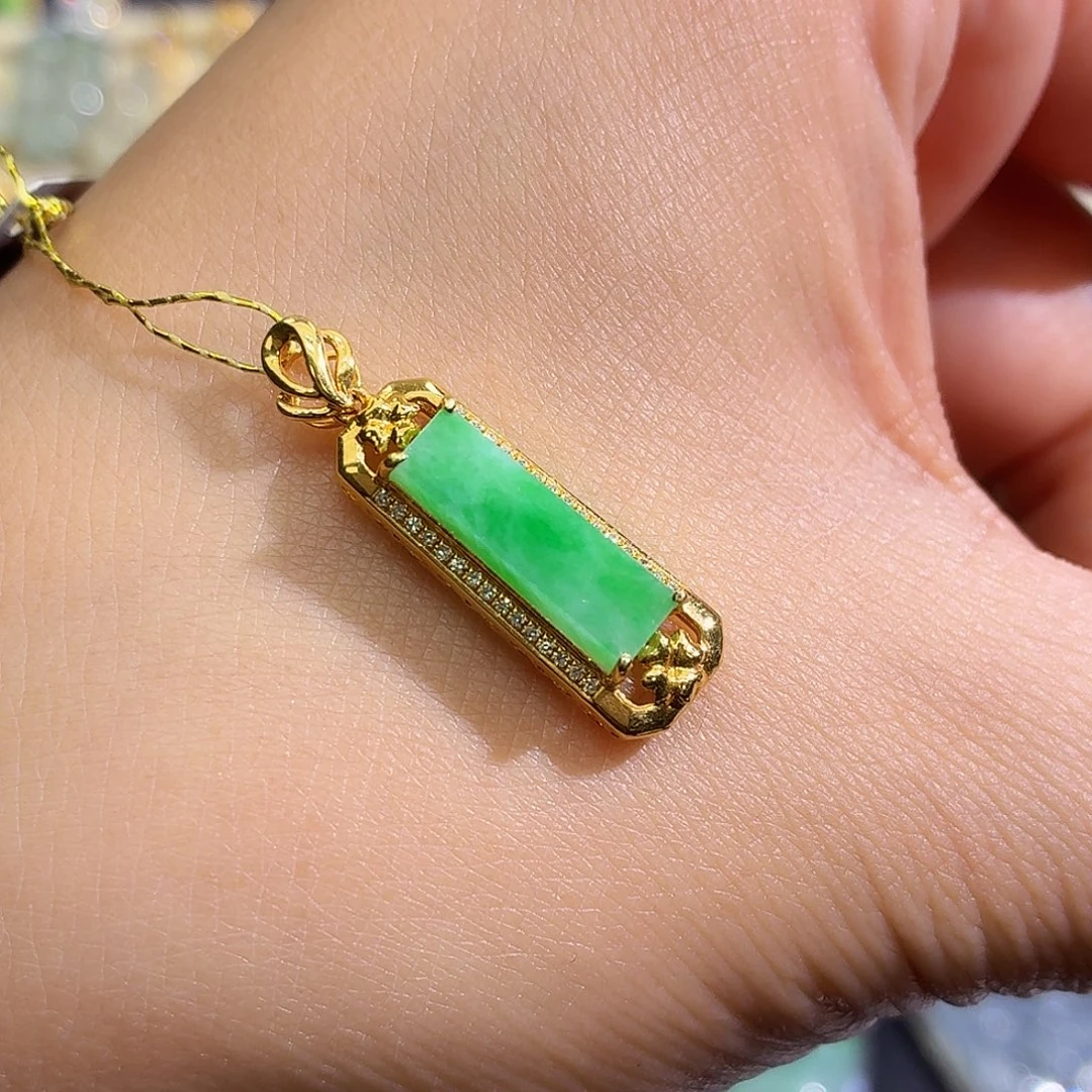 翡翠18K金镶嵌颈饰