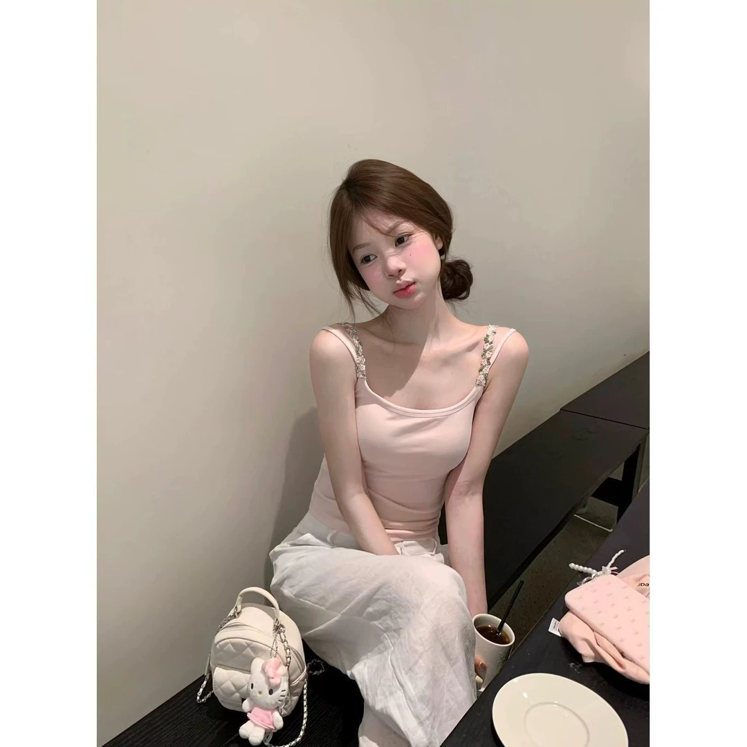 【蔓藤花朵】嫩粉色甜美设计感花朵吊带气质短款显瘦无袖上衣修身