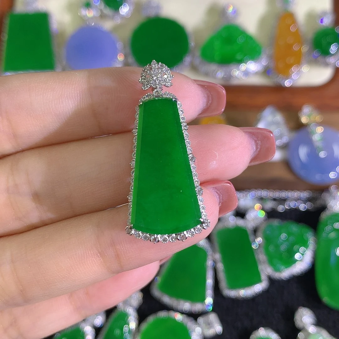 颈饰18K金镶嵌翡翠无事牌