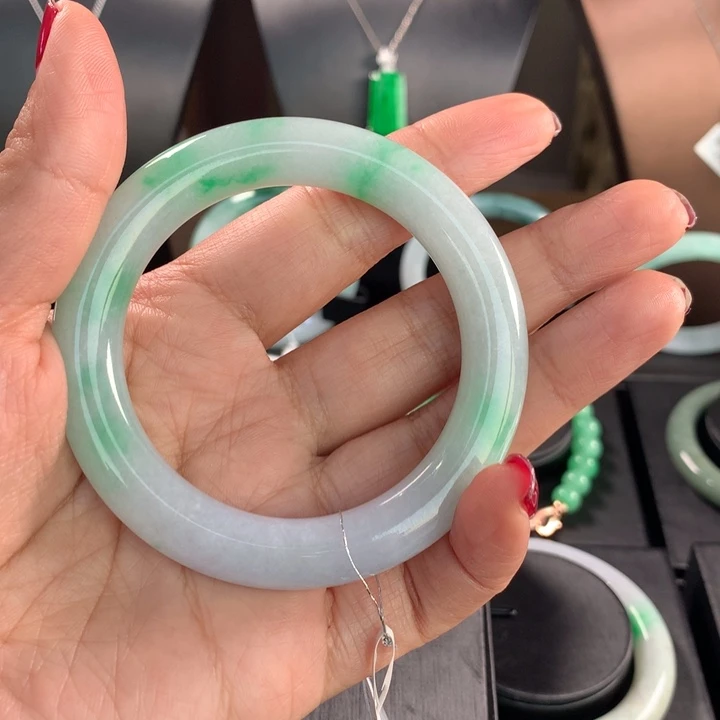翡翠手镯未镶嵌辣阳绿翡翠手镯