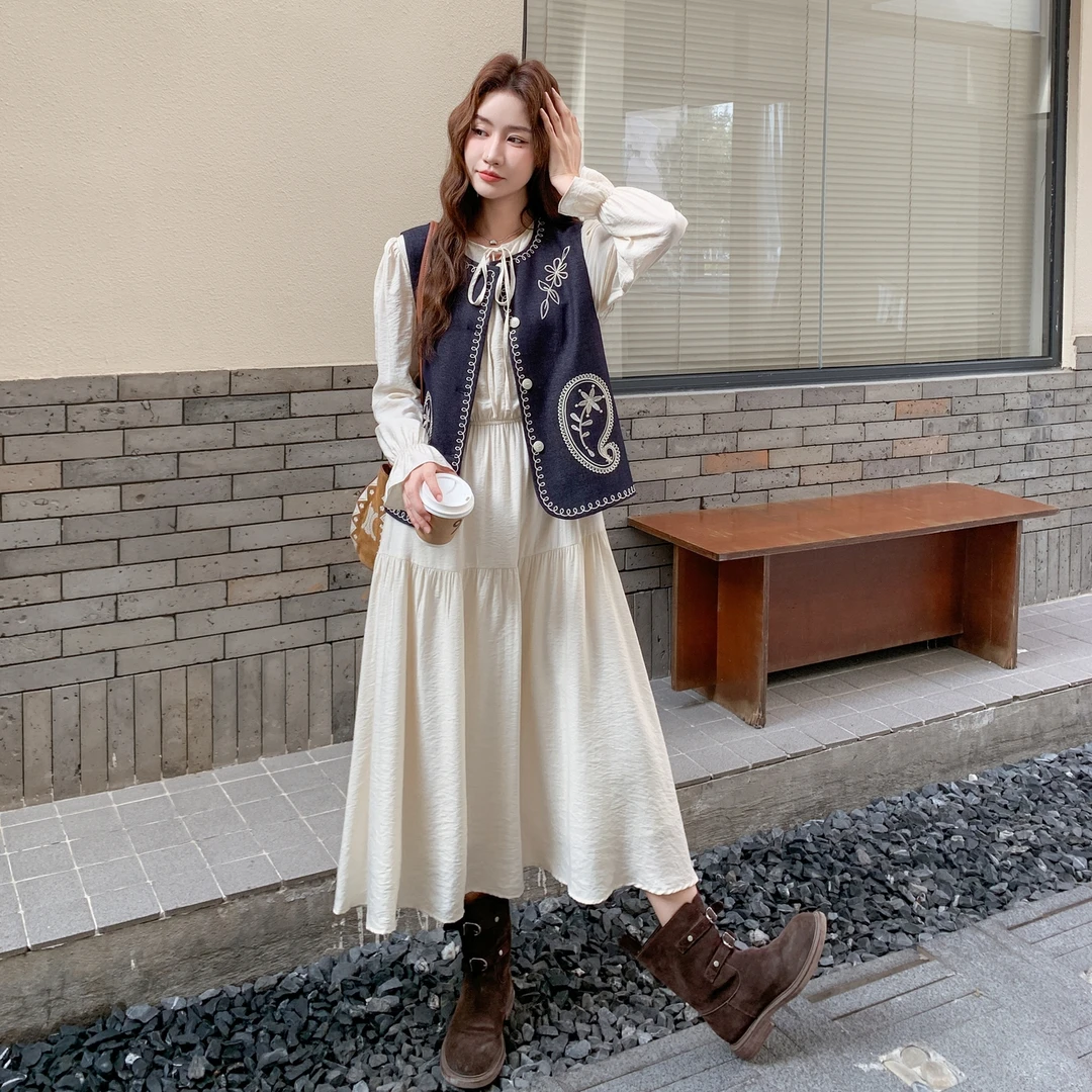 法式精致刺绣马甲连衣裙套装女2025早秋新款设计感气质减龄两件套