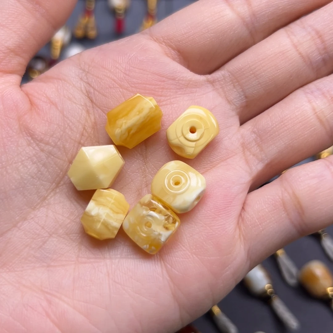 琥珀未镶嵌裸石88/件