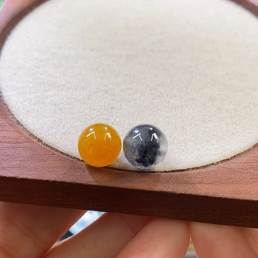 翡翠挂件未镶嵌一对珠珠卡9左右