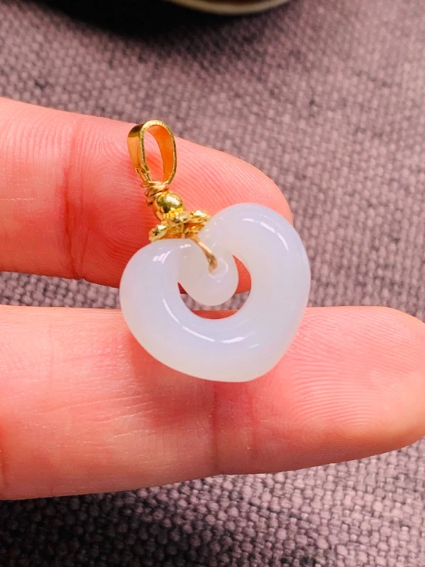 翡翠A货糯冰种爱心吊坠