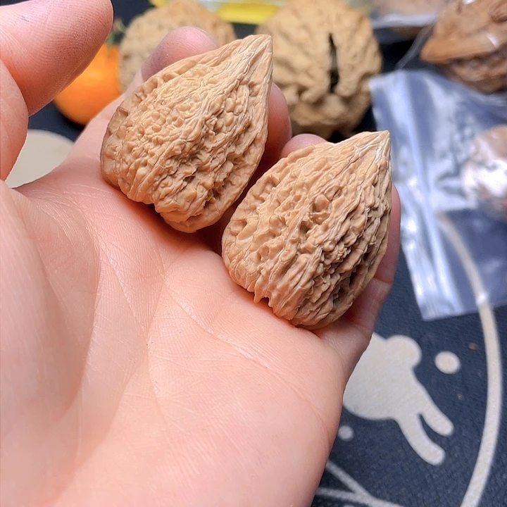 文玩核桃吊坠塔尖一对