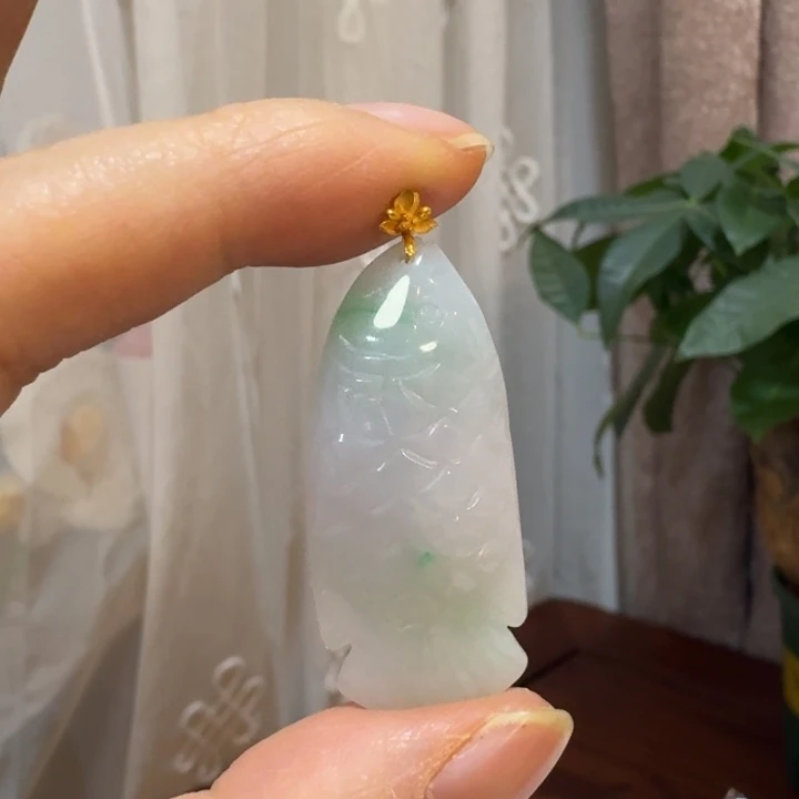 翡翠18K金镶嵌颈饰年年有余