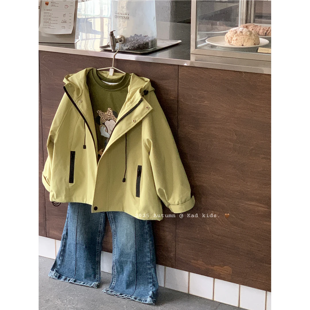 V5147-柠檬黄冲锋衣+V5210-豹纹米妮打底衫+V5211-浅蓝牛仔喇叭裤