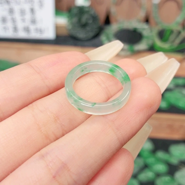 石英质玉（非洲翠）未镶嵌颈饰