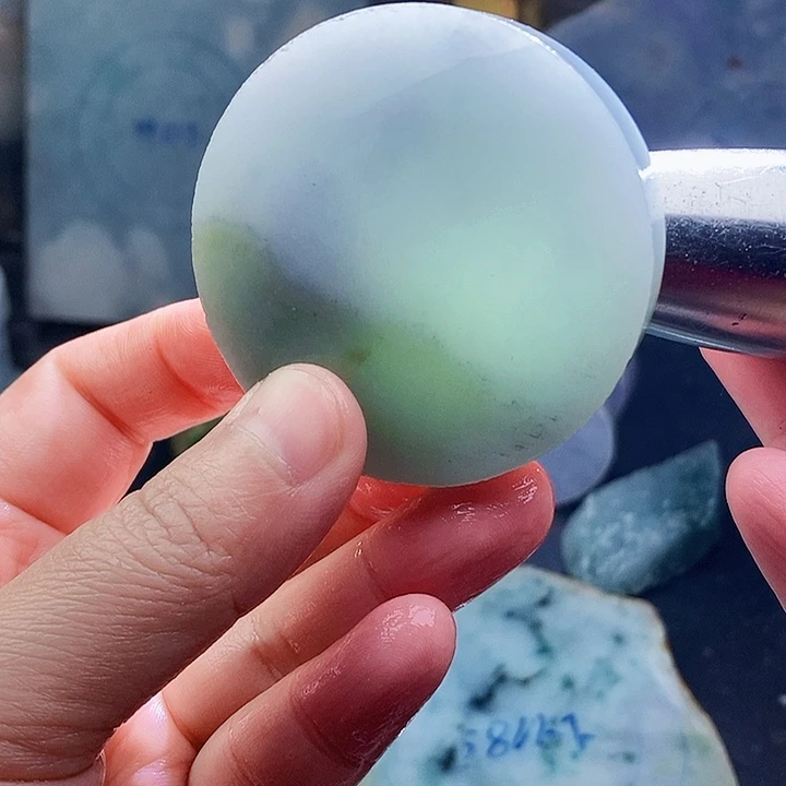 翡翠未镶嵌颈饰毛料7