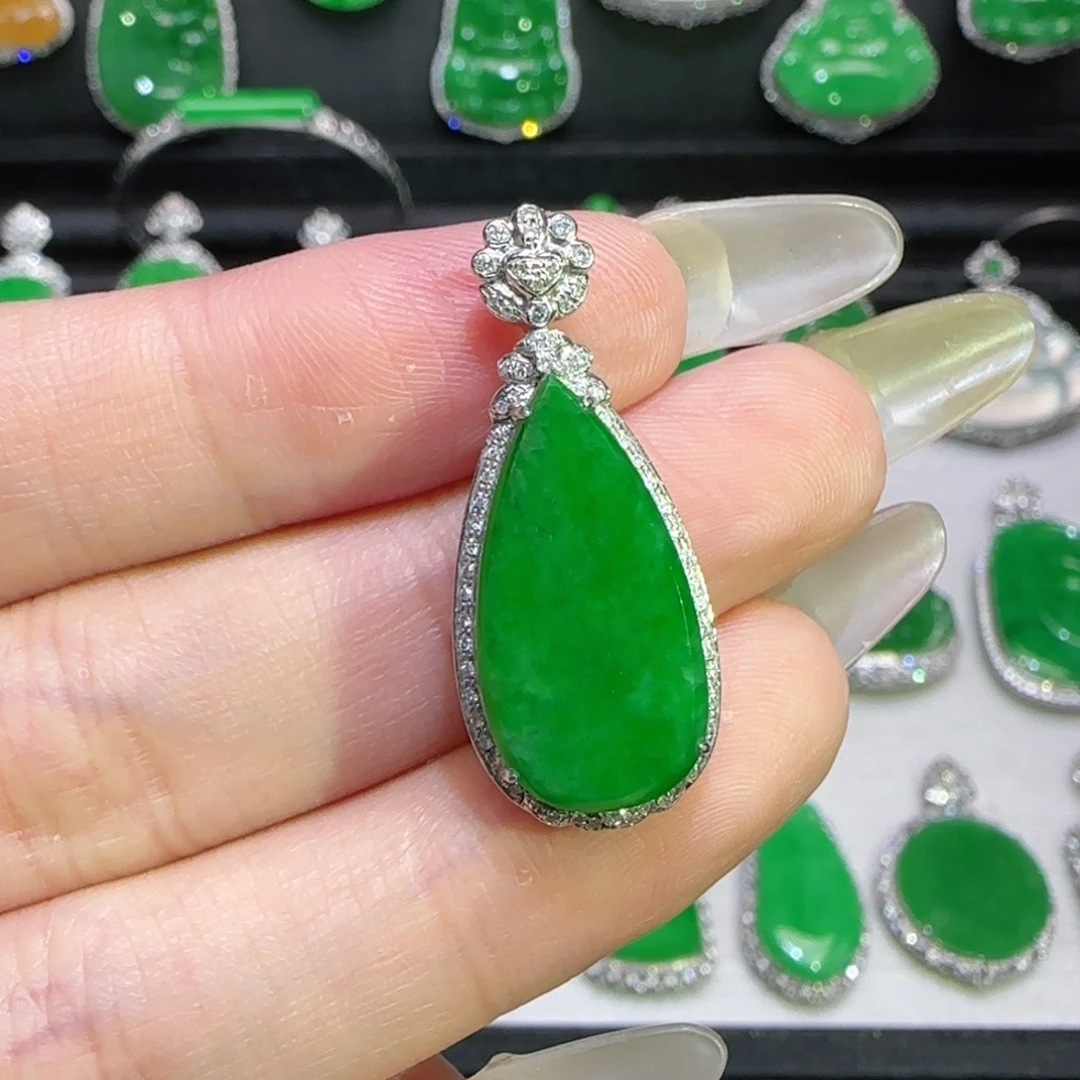 翡翠18K金镶嵌颈饰