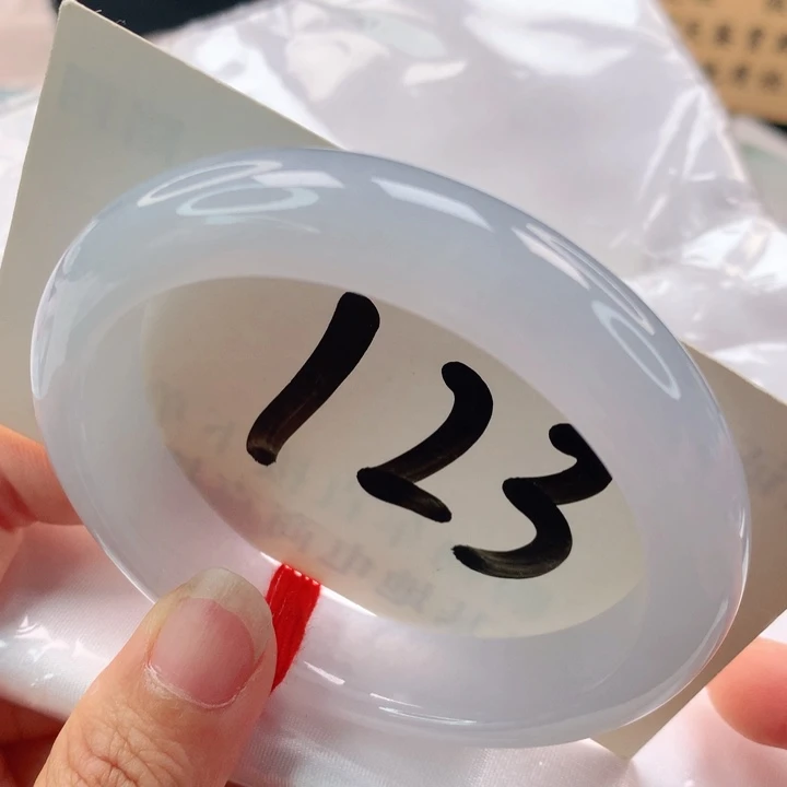 艾****翡翠手镯未镶嵌强推