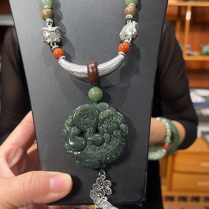 颈饰未镶嵌和田玉（糖玉）