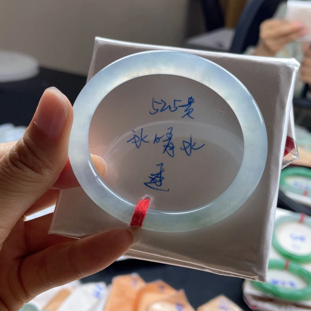 翡翠手镯未镶嵌翡翠